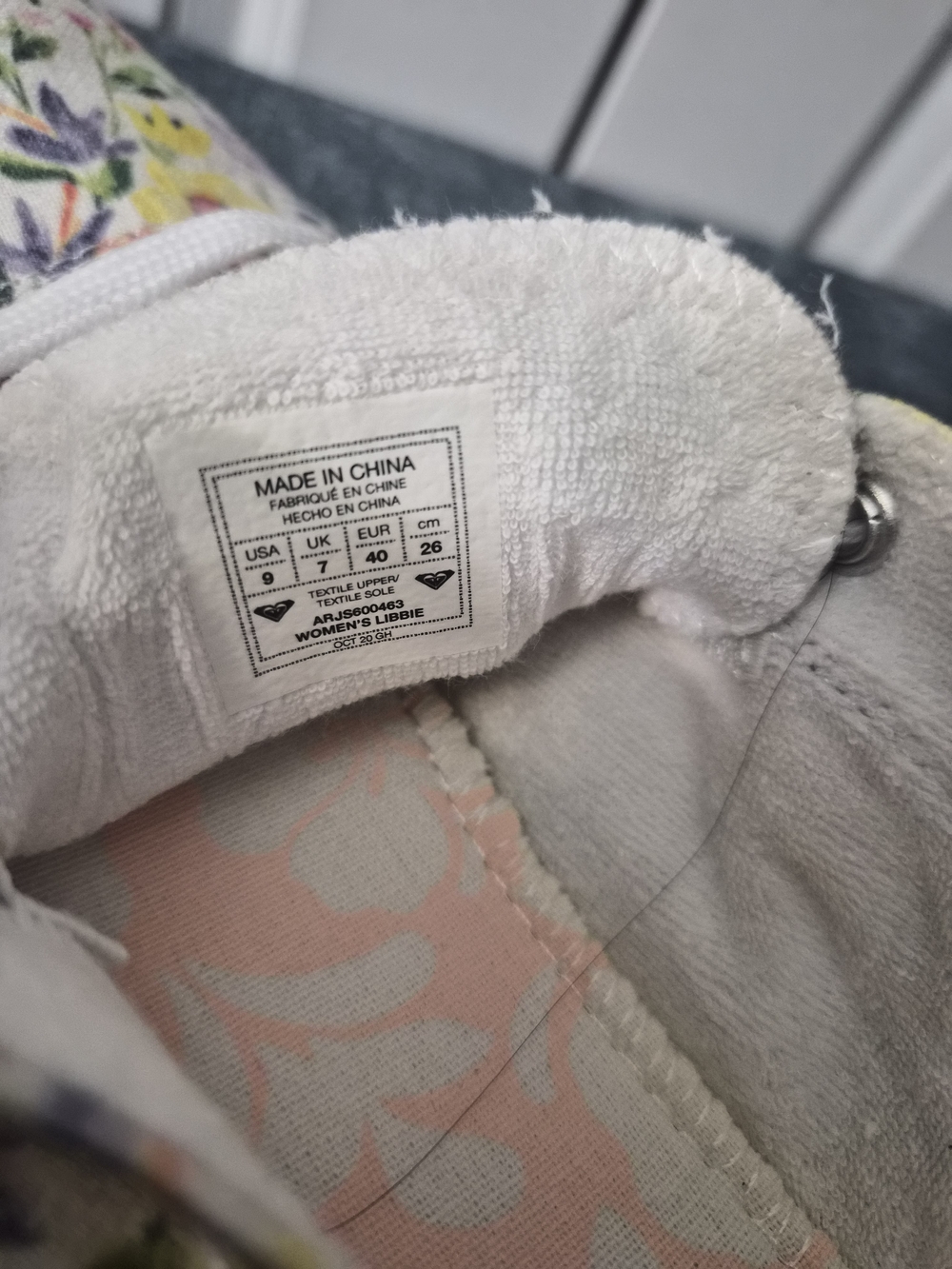 Roxy White and Gray Floral Shoe Sleeve - Picture 12 of 13
